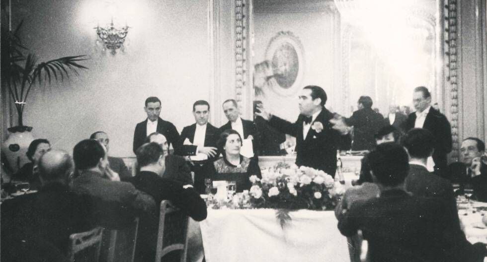 Amb una capacitat comunicativa i d’empatia extraordinàries, Lorca va encisar el centenar d’escriptors i artistes que el desembre de 1935 el van homenatjar a l’Hotel Majestic.