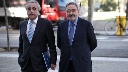 Narcis Serra, junto a su abogado, en el inicio del juicio el pasado 4 de octubre.