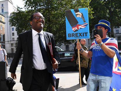 Un manifestante contra el Brexit protesta ante el ministro de Energ&iacute;a brit&aacute;nico, Kwasi Kwarteng.