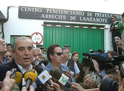 Dimas Martín, fundador del Partido de Independientes de Lanzarote (izquierda), momentos antes de ingresar en prisión en enero de 2004.