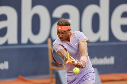 Nadal golpea de revés ante De Miñaur.