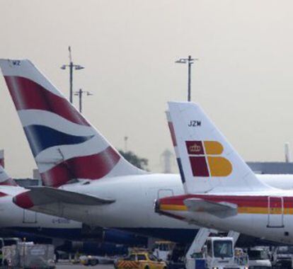 Un avión de Iberia junto a otro de su socia British Airways