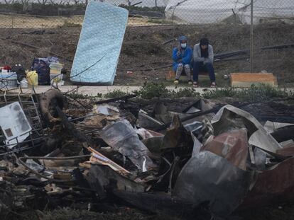 Los destrozos causados por el incendio en el asentamiento de migrantes de Palos de la Frontera, en imágenes