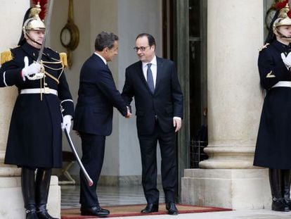 Sarkozy y Hollande se saludan a las puertas del El&iacute;seo, a principios de mes.