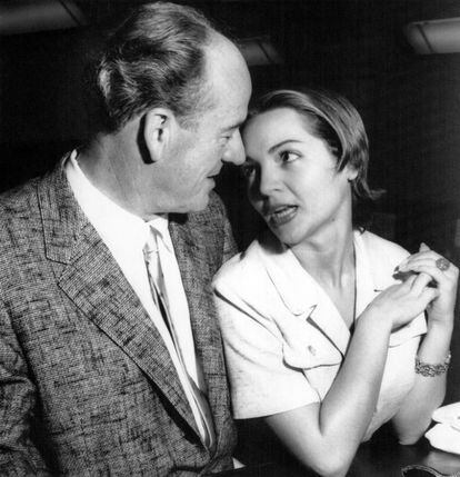 El director y actor estadounidense junto a su esposa Sara Montiel. Trabajaron juntos en 'Serenade', con otras estrellas como Joan Fontaine, Mario Lanza y Vincent Price.