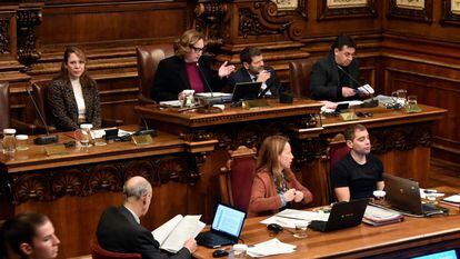 La alcaldesa de Barcelona, Ada Colau, interviene durante una sesión plenaria en el Ayuntamiento de Barcelona.