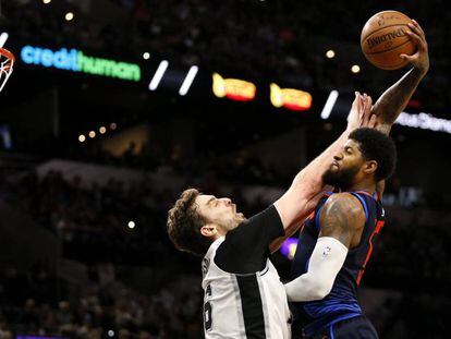 Pau Gasol se interpone ante Paul George.