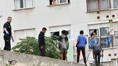Un policía nacional trabaja para que un grupo de menores migrantes abandone el tejado de una nave industrial donde habían sido alojados, el pasado 27 de agosto en Ceuta.