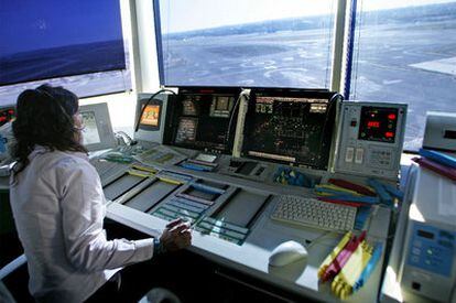 Una controladora en la torre de Madrid-Barajas inaugurada en 2006.