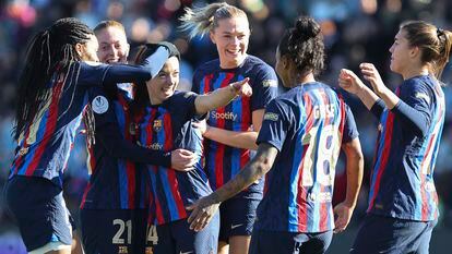 La futbolista del FC Barcelona Aitana Bonmatí celebra con sus compañeras tras marcarle el 1-0 a la Real Sociedad, durante la final de la Supercopa de España.