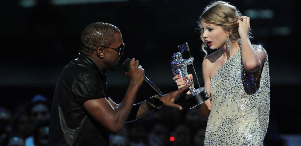 Kayne West y Taylor Swift, en la entrega de los MTV Video Music Awards en 2009.