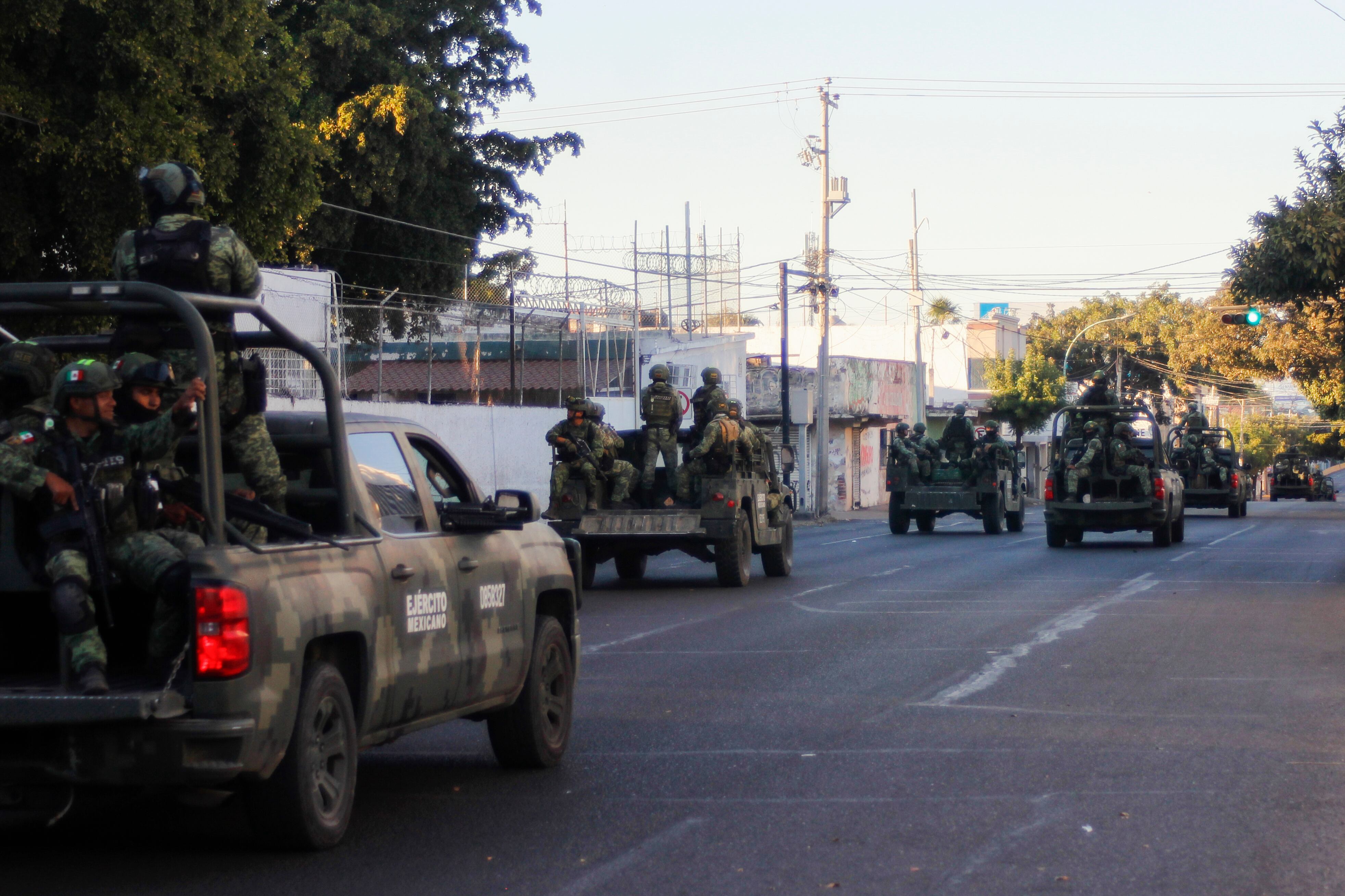 Un convoy del Ejército mexicano patrulla las calles de Culiacán después de la detención de Guzmán. 