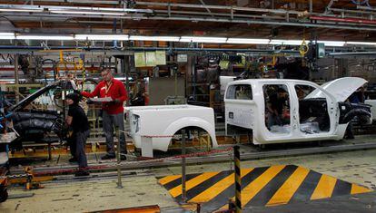 Dos empleados trabajando en la planta de Nissan en Barcelona.