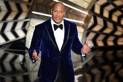 Dwayne Johnson

El carismático The Rock es una de las estrellas más taquilleras de Hollywood, por lo que su nombre no ha parado de sonar en los últimos días como una apuesta segura para levantar las decrecientes audiencias de los últimos años. Sin embargo, su gran amistad con Kevin Hart (han compartido reparto en varias películas) hace improbable que acepte la proposición tras la controversia con su colega.