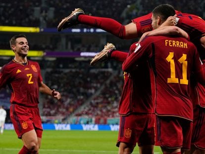 Los jugadores de España celebraban el gol de Ferran Torres, este miércoles en el estadio de Al Thumama, en Doha.