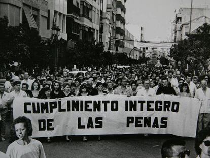 Manifestación en Puente Genil (Córdoba) tras el crimen de Casta Castrillo, ocurrido el 19 de julio de 1995.