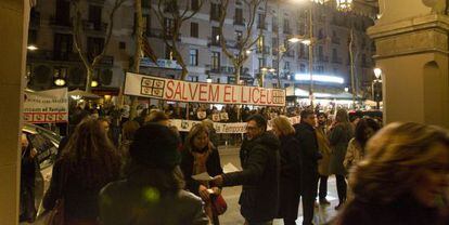 Trabajadores del Liceo de Barcelona protestando a las puertas del Liceo para evitar el ERE.