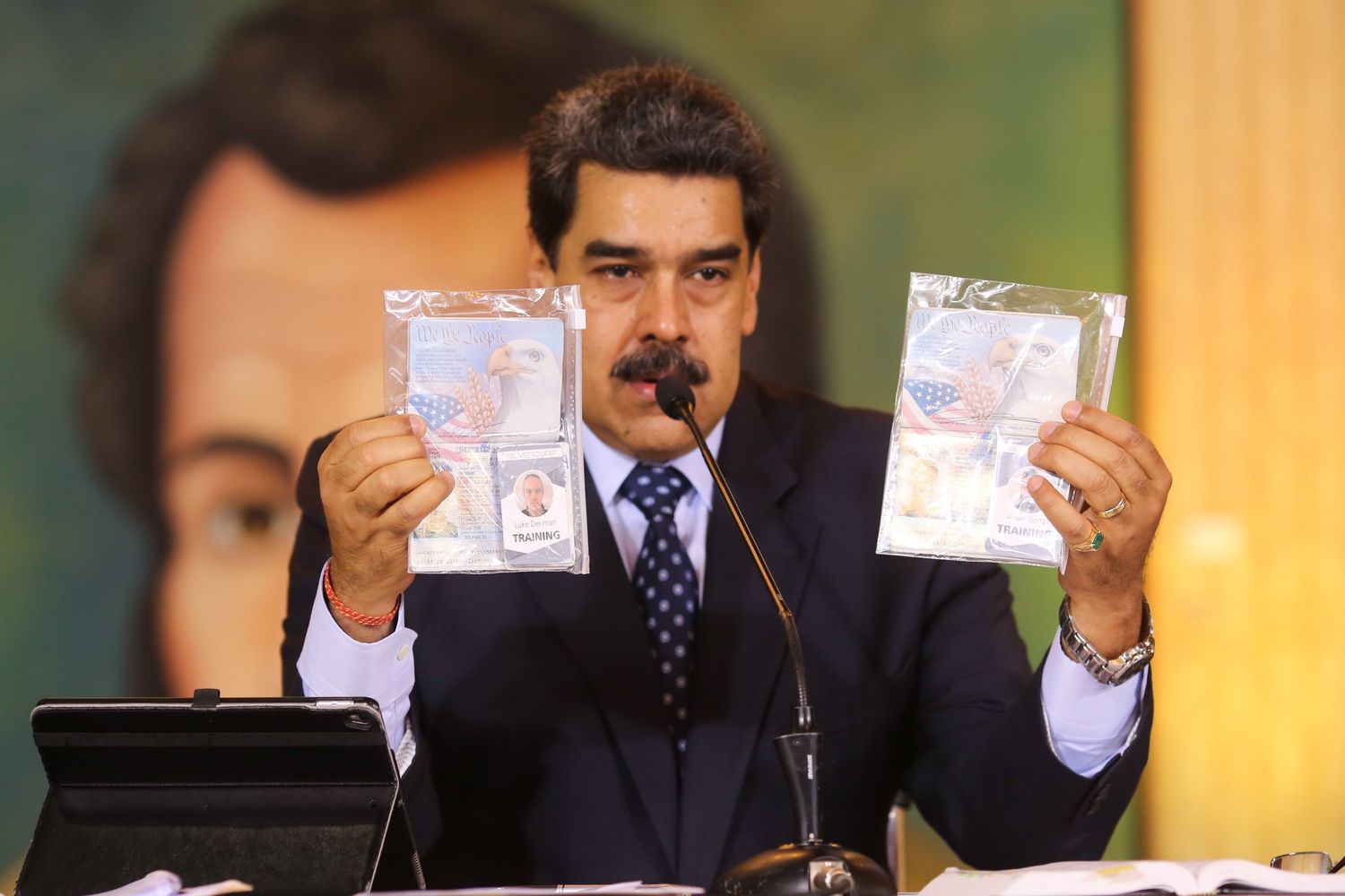 Nicolás Maduro muestra los documentos de los dos ciudadanos estadounidenses detenidos. 
