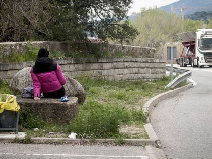 Una jove es prostitueix a la N-II, al seu pas per La Jonquera (Girona).