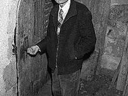 El doctor Martinot en 1984 ante la cripta donde fue congelado el cadáver de su compañera.