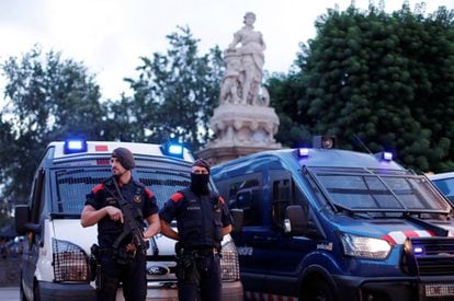 Mossos D'Esquadra vigilan el Parlament, en Barcelona, en el que Puigdemont comparecerá este martes a las 18.00 horas.