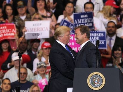 Donald Trump, con el senador Dean Heller el jueves en Las Vegas.