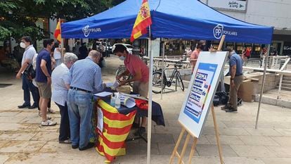 Recogida de firmas en Valencia en contra de los indultos, cedida por el PP.