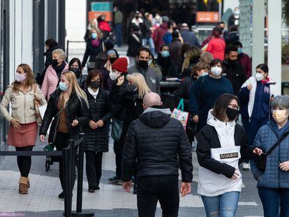 Clientes pasean por uno de los pasillos del centro comercial Glories.