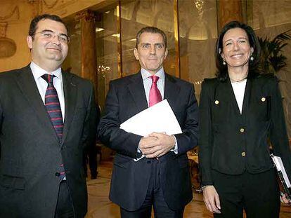 Los presidentes del Banco Popular, la CNMV y Banesto: Ángel Ron, Manuel Conthe y Ana Patricia Botín.