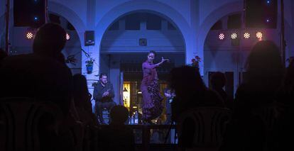 Yinka Esi Graves, durante su espectáculo de flamenco en el mercado de abastos de Tarifa, el 28 de abril de 2018, celebrado en el marco del XV Festival de Cine Africano Tarifa-Tánger (FCAT).