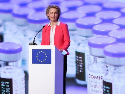 La presidenta de la Comisión Europea, Ursula Von der Leyen, durante una visita a la sede de la farmacéutica Pfizer en Puurs (Bélgica), el 23 de abril.