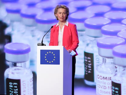 La presidenta de la Comisión Europea, Ursula Von der Leyen, durante una visita a la sede de la farmacéutica Pfizer en Puurs (Bélgica), el 23 de abril.