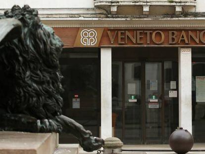 Logotipo de Veneto Banca, en Venecia (Italia).