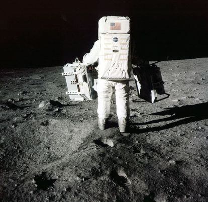 Aldrin realiza experimentos científicos durante la misión 'Apollo 11'. Uno de ellos tenía como objetivo determinar la composición interna de la luna y el otro, la distancia exacta de la Tierra.