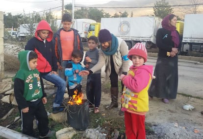 Hanaa Singer, con un grupo de niños que intenta calentarse en Madaya.
