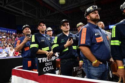 Votantes de Trump en Virginia apoyando la industria del carbón en 2018.