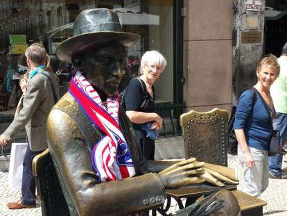 La estatua de Pessoa en Lisboa, con bufanda rojiblanca. 