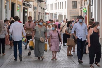 Varias personas con mascarilla por las calles comerciales del centro de Sevilla.