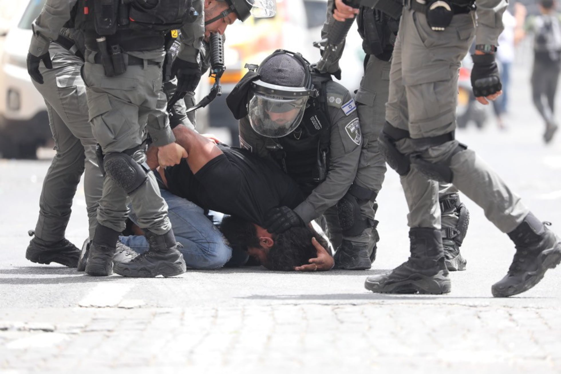 Policías detienen a un palestino en Jerusalén, este lunes.