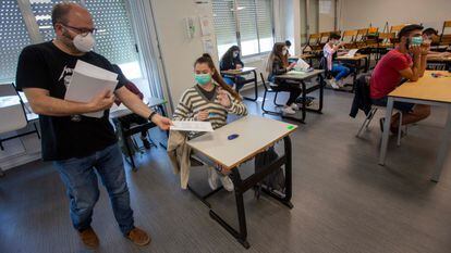 Un profesor reparte los exámenes en el colegio Axular de San Sebastián el pasado 25 de mayo.
