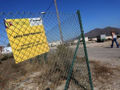 Una de las parcelas contaminadas de Palomares que permanecen valladas.