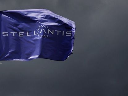 Una bandera con el logo de Stellantis.
