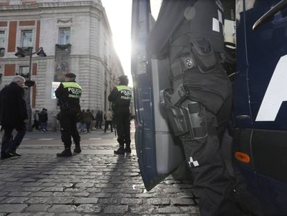 Polic&iacute;as municipales en la puerta del Sol de Madrid. 