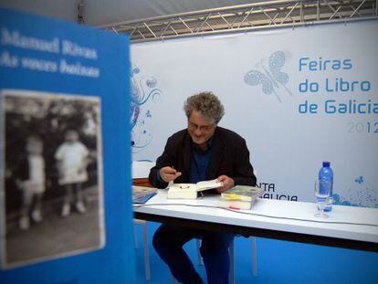 Manuel Rivas firmando un ejemplar de su libro 