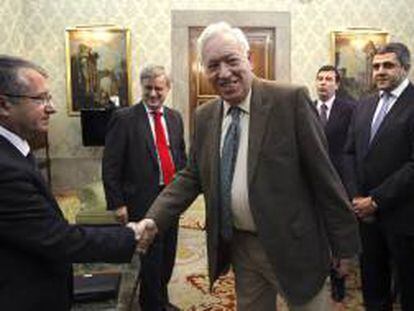 El ministro de Exteriores, José Manuel García-Margallo (c), saluda a su llegada a la reunión que ha mantenido con embajadores del Partenariado Oriental, hoy en el Palacio de Santa Cruz, en Madrid.