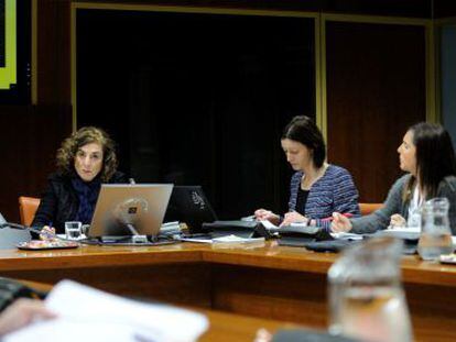 Cristina Uriarte, en el centro, durante su comparecencia este mi&eacute;rcoles ante la Comisi&oacute;n de Educaci&oacute;n del Parlamento vasco. 