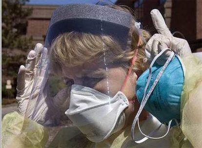 Una enfermera canadiense presenta las diferentes mascarillas disponibles para prevenir el contagio del virus H1N1