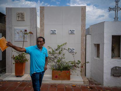 Alcides Gutiérrez, “Chide”, camina en el cementerio del pueblo, en La Paz, César, el 4 de octubre del 2022.