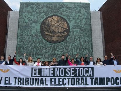 Legisladores de Movimiento Ciudadano protestan en la Cámara de Diputados contra el proyecto que busca limitar la actuación del Tribunal Electoral, el 11 de abril.