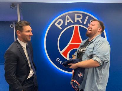 Leo Messi e Ibai Llanos, durante su encuentro en el estadio del PSG tras la presentación oficial del argentino como jugador del club francés, este miércoles.